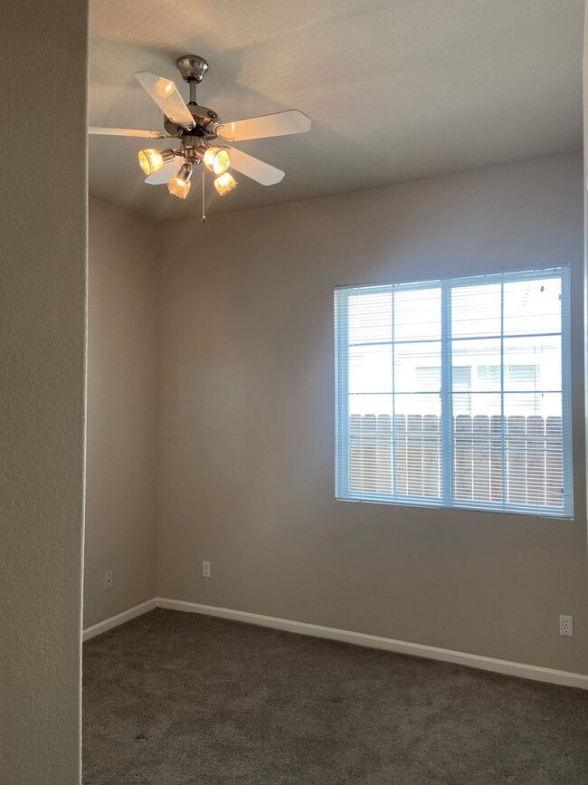 Building Photo - Willow Springs - Cozy 3 Bdrm, 2 Bath on culdesac. Walking distance to Folsom HS