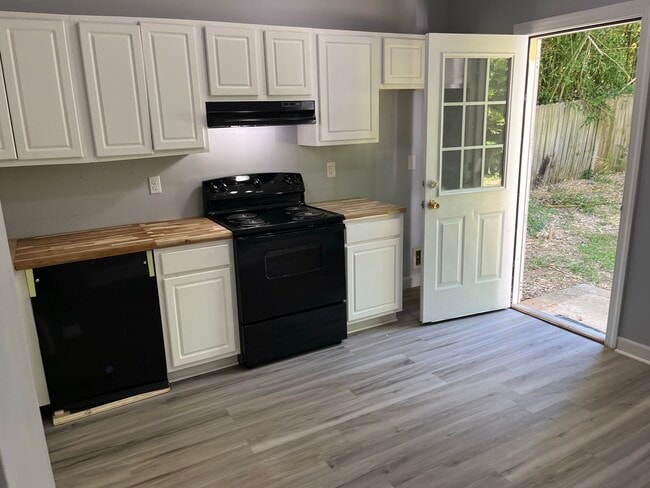 Building Photo - 901 Marlborough Rd