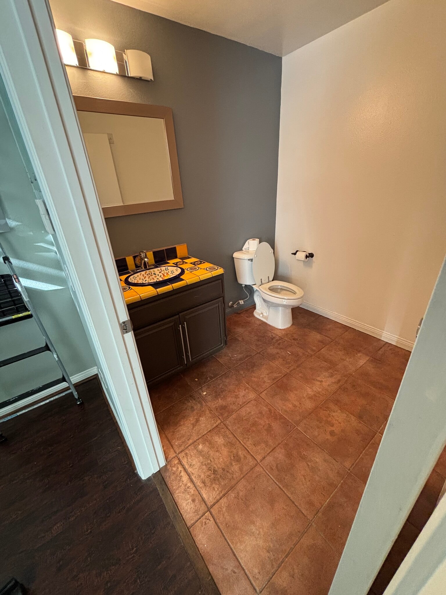 Building Photo - 111 S Oak Knoll Ave