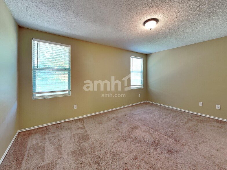 Building Photo - 1100 Willow Tree Dr