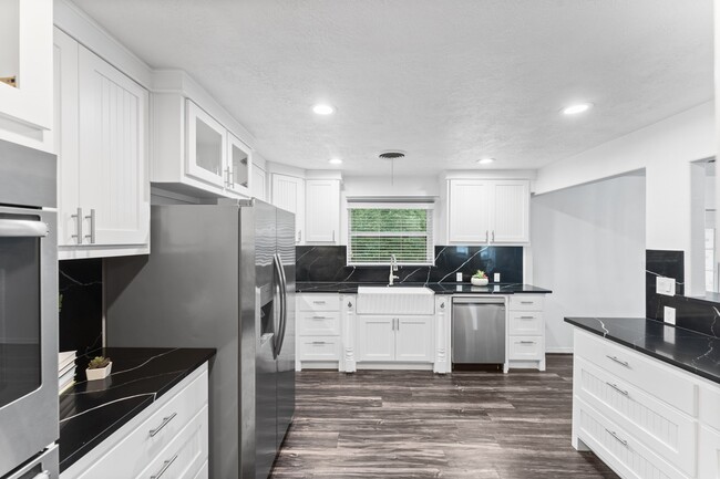 Building Photo - 910 Imperial Ln