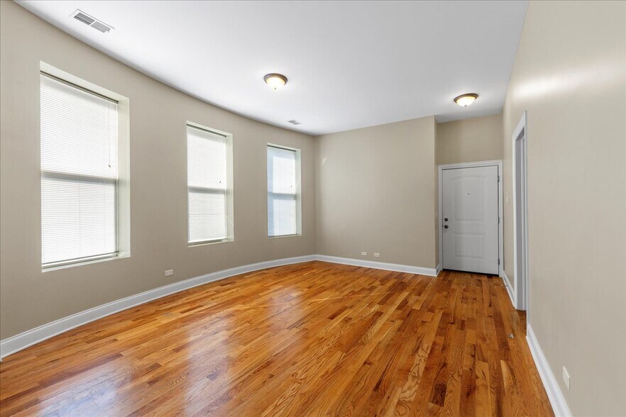 Building Photo - 3927 N Clarendon Ave