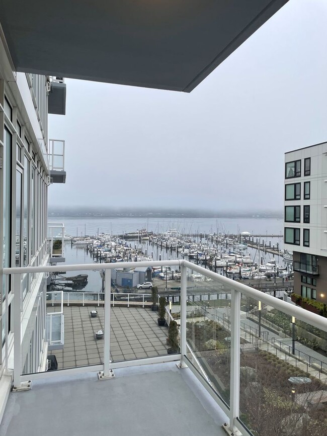 Building Photo - Condo with Water Views!