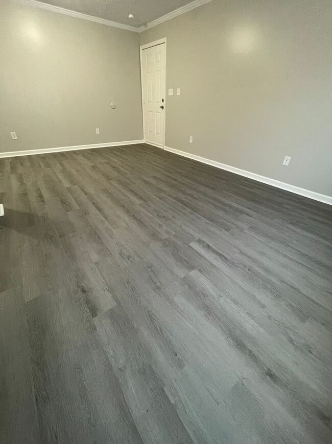 Building Photo - Oversized Newly Renovated One Bedroom Available