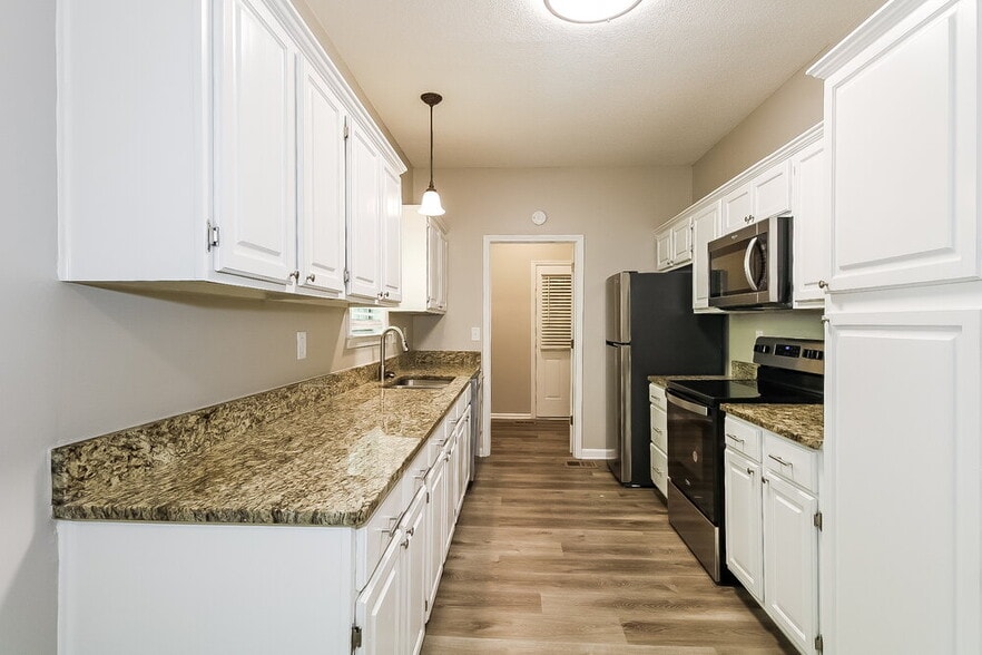 Building Photo - 6550 Hickory Crest Dr