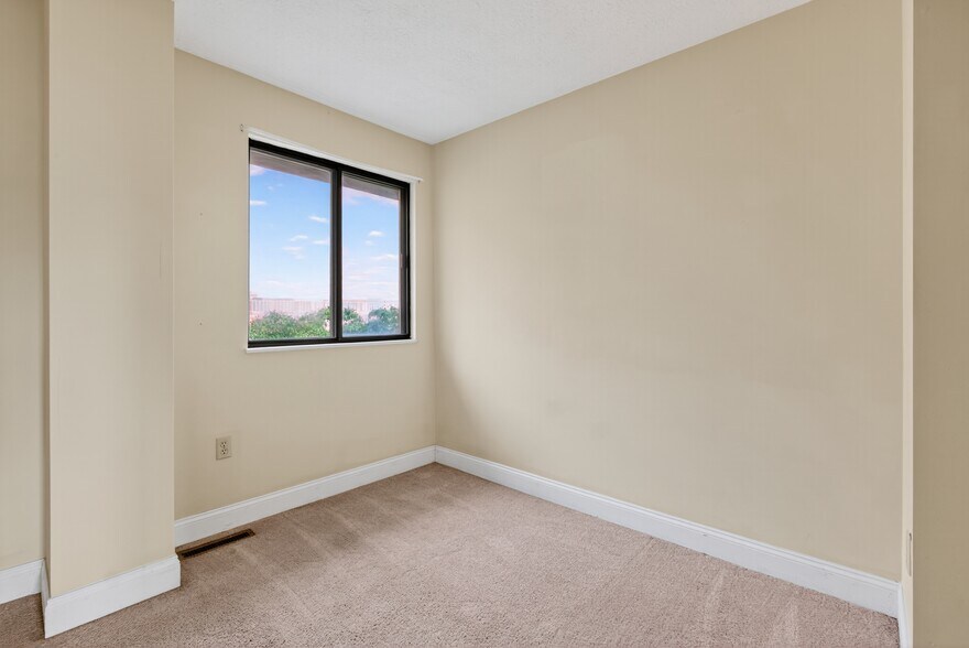 Building Photo - 3242 Niagara Sq