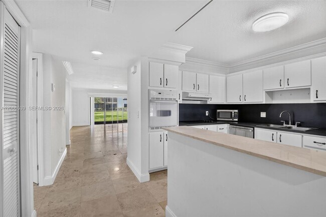 Building Photo - 359 Lakeview Dr