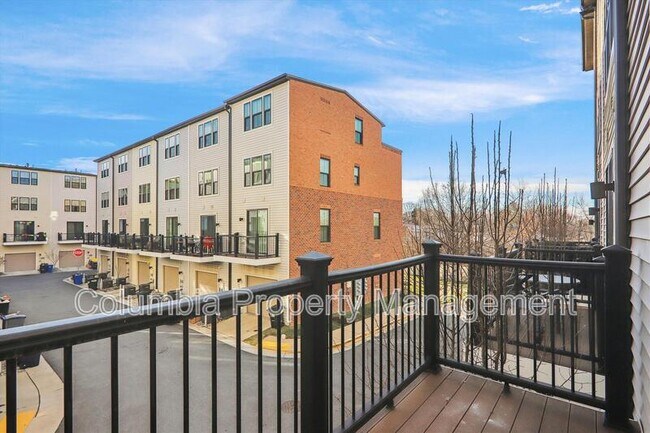 Building Photo - 6206 Enquirer St