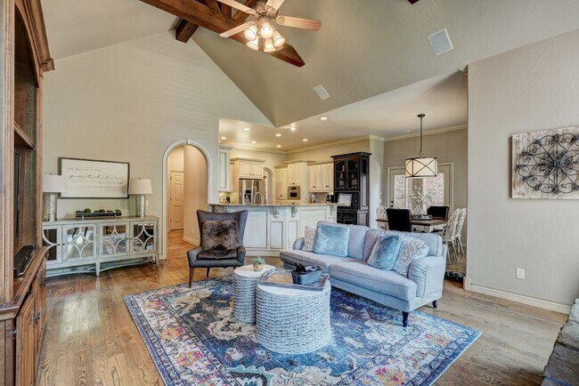 Building Photo - Luxury 5 Bedroom Home in Fairfax Estates, next to public golf course - Safe Room- Memorial High- ...