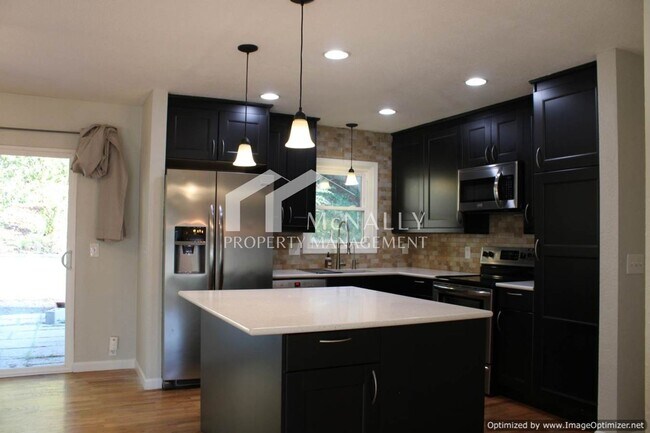 Building Photo - 3-Bedroom Split-Level Home with Garage