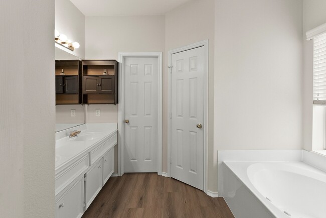 Building Photo - 18106 Castle Rain Dr