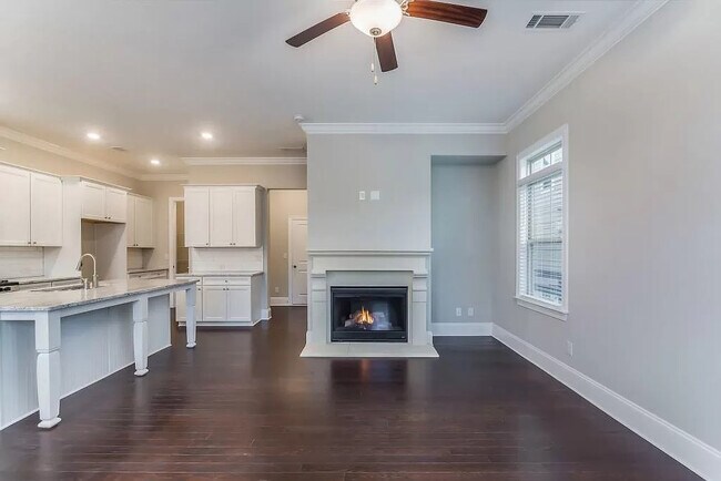 Building Photo - 611 N Main St