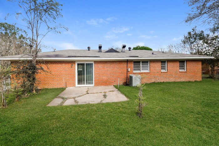 Building Photo - 1712 Longmeadow Dr