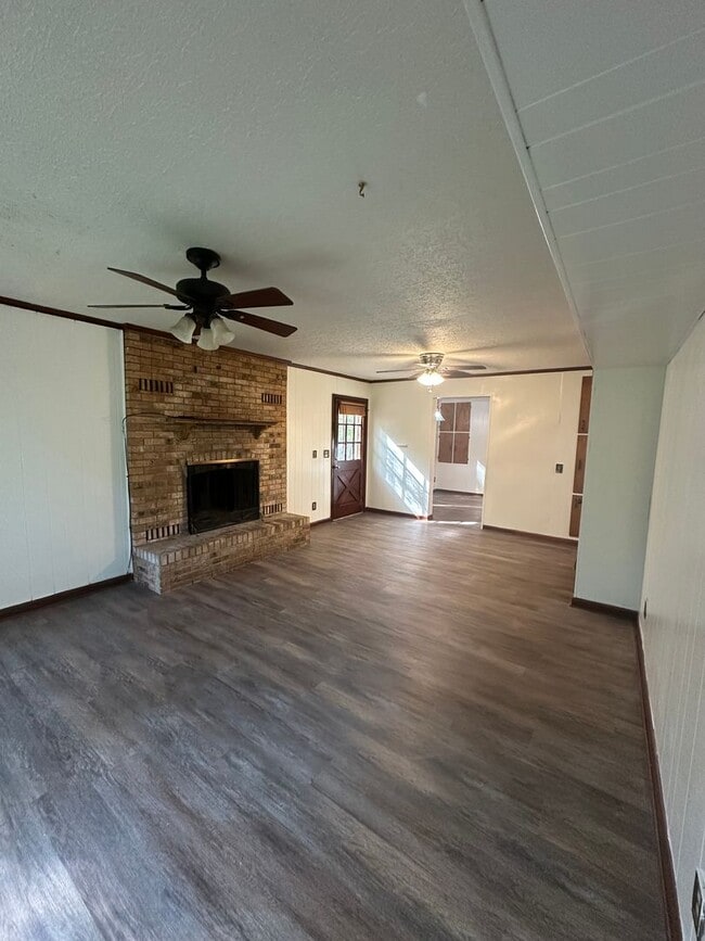 Building Photo - 6 BR 3 BA House in Colonial Hill Community