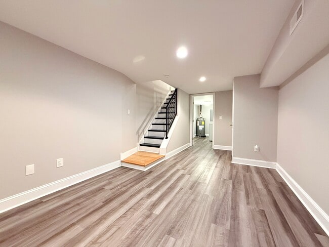 Building Photo - 2535 S Sartain St