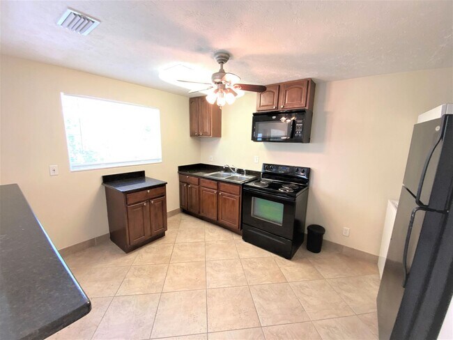 Building Photo - ** SOUTH NAPLES ** 4 BED / 3.5 BATH ** POOL** NO HOA ** PETS OK **ANNUAL **