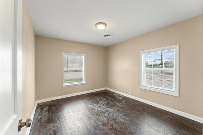 Building Photo - 3216 Avenue I Ave