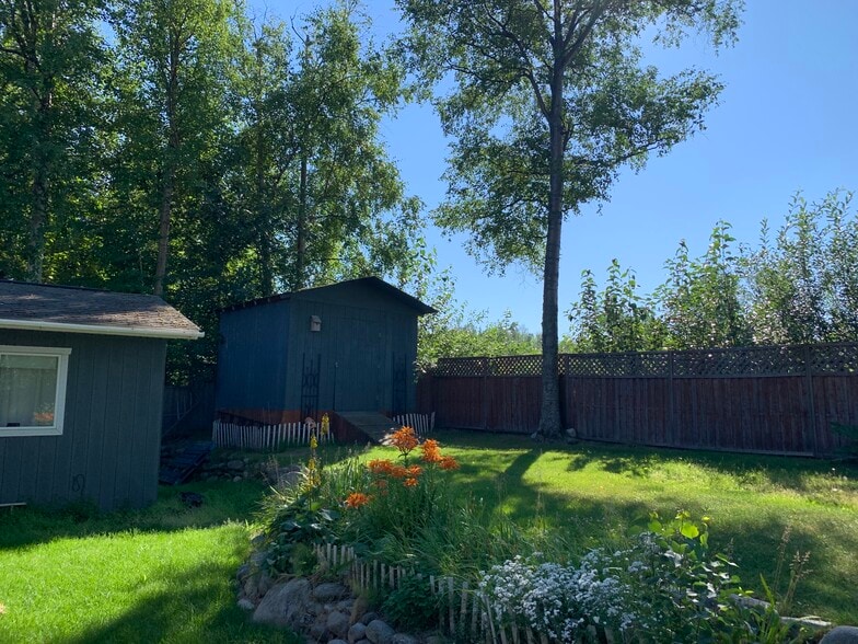 Building Photo - 1054 S Lucas Way