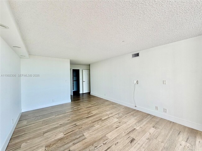 Building Photo - 1000 Parkview Dr