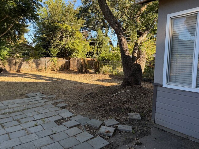 Building Photo - For Rent: Updated 2 Bed / 1 Bath Home in West Sacramento