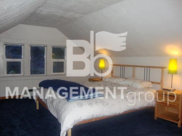 Building Photo - Charming Sellwood Home Offers Lots of Character & Charm!