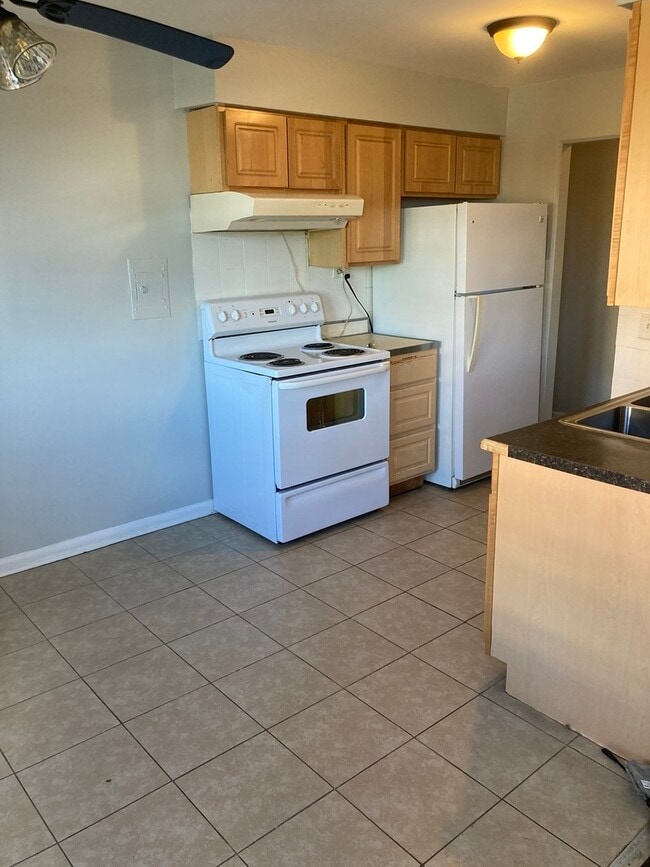 Building Photo - 2420 W Berwyn Ave