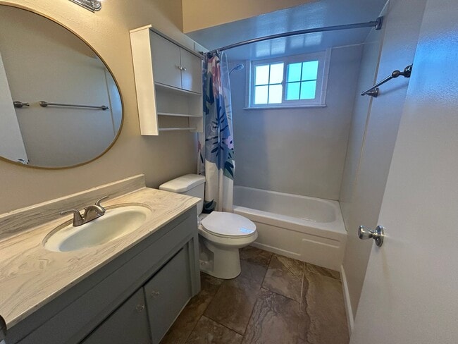 Building Photo - 670 Northwood Dr