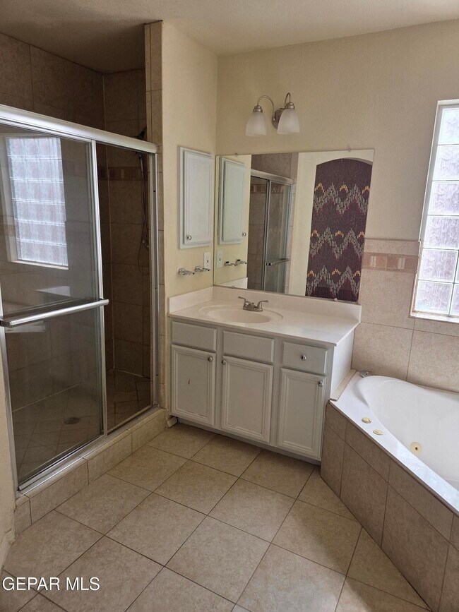 Building Photo - 3717 Hubble Dr
