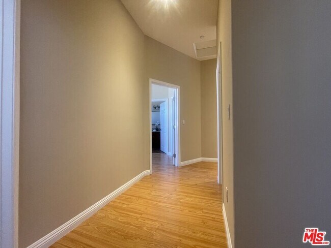 Building Photo - 904 E Windsor Rd