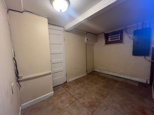 Building Photo - 11 Aldeah Ave