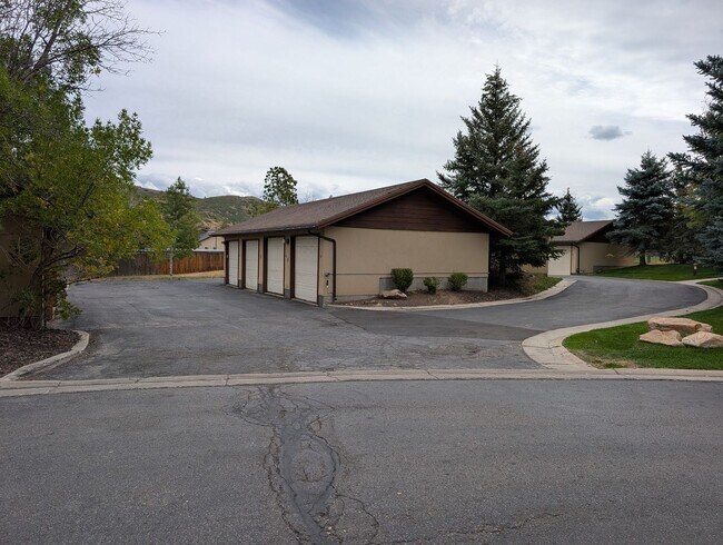 Building Photo - 1600 W Pinebrook Blvd