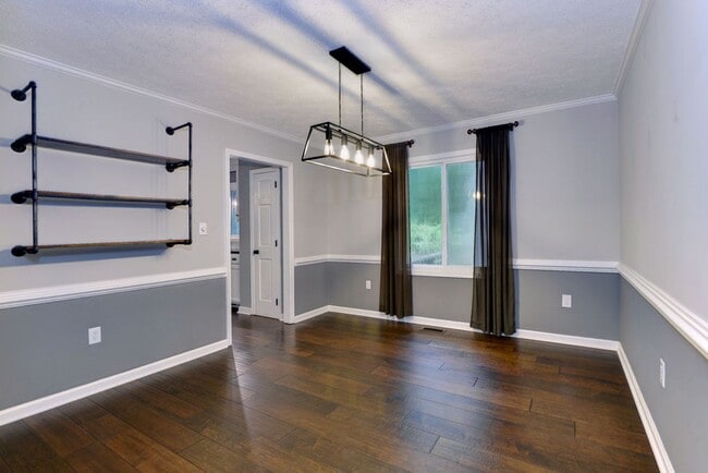 Building Photo - Beautifully Renovated Running Man Gem - Co...