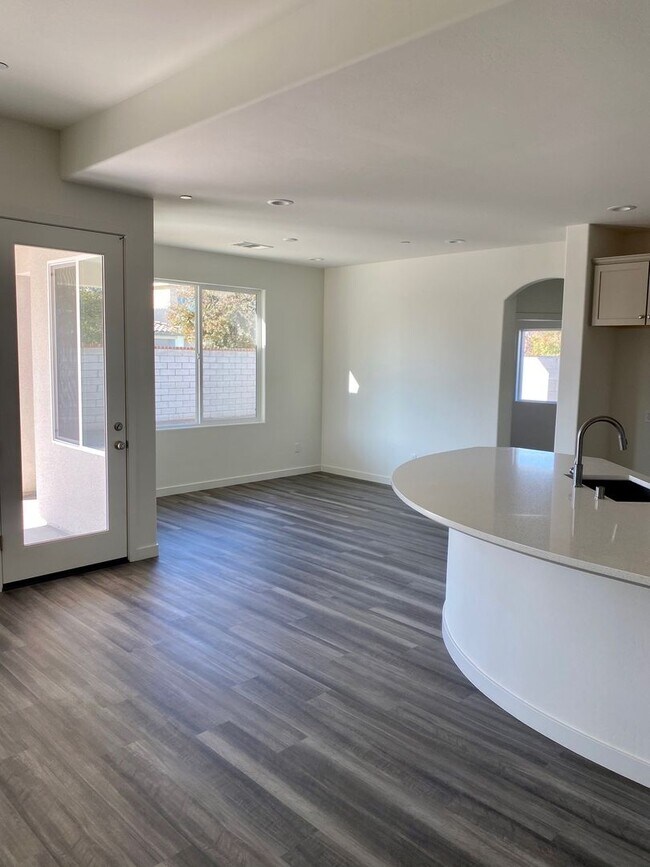 Building Photo - Stunning 4 Bed/3 Bath Belcourt Seven Oaks Home w/ $0 Deposit Option & More