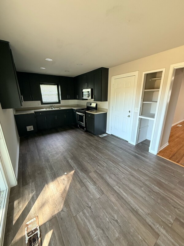 Building Photo - 744 N Moccasin St