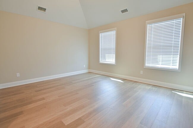 Building Photo - Fantastic Four Bedroom with Bonus!