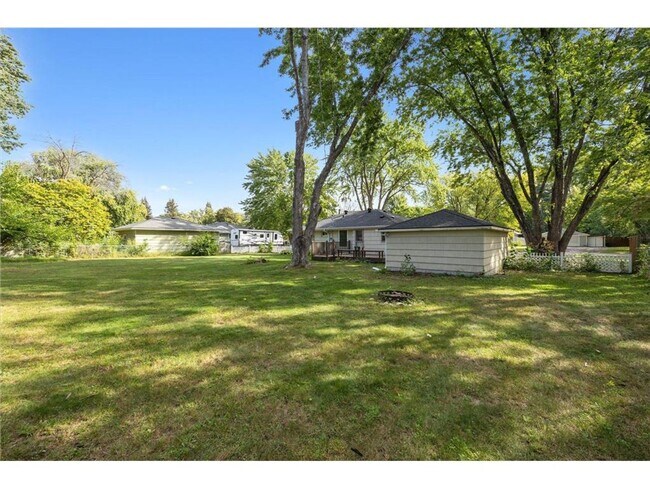 Building Photo - 4 Bed - 2 Bath Brooklyn Park Home with Lar...
