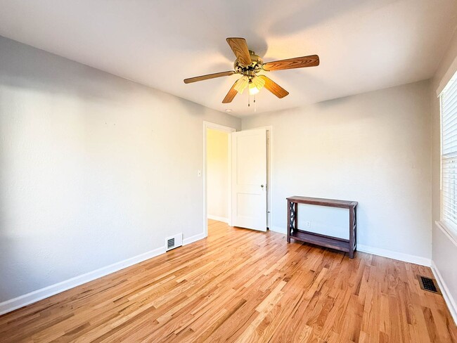 Building Photo - Beautiful Home in Convenient Northgate Location