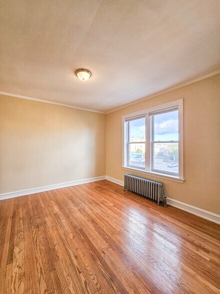 Building Photo - 4719 W Belmont Ave