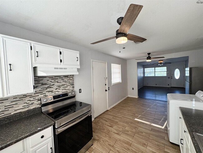 Building Photo - 1504 Red Fox Rd