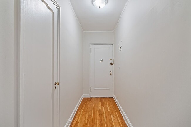 Building Photo - 25-40 31st Ave-4K