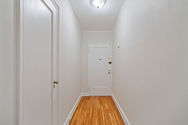 Building Photo - 25-40-40 31st Ave