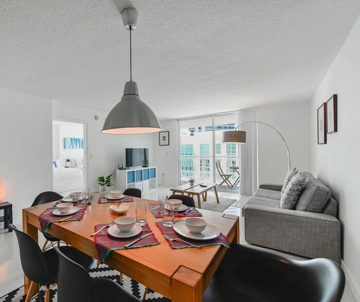 Building Photo - 1200 Brickell Bay Dr