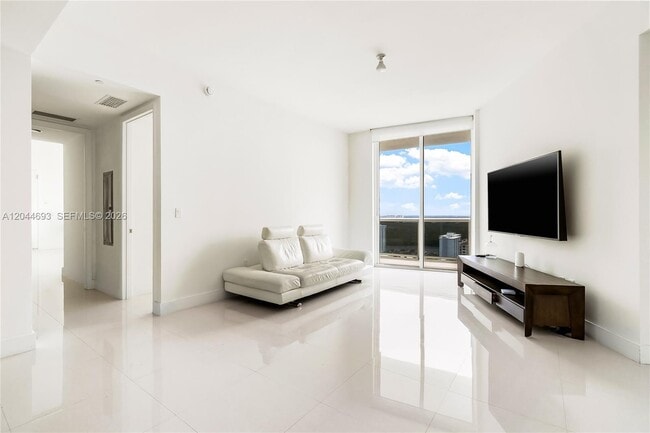Building Photo - 16001 Collins Ave