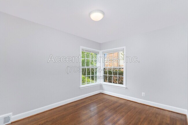 Building Photo - 813 31st St S