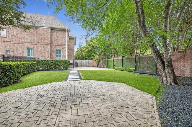 Building Photo - 1811 Devonshire Crescent