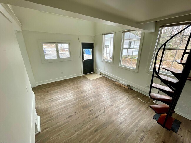 Building Photo - 4 Elm Ave