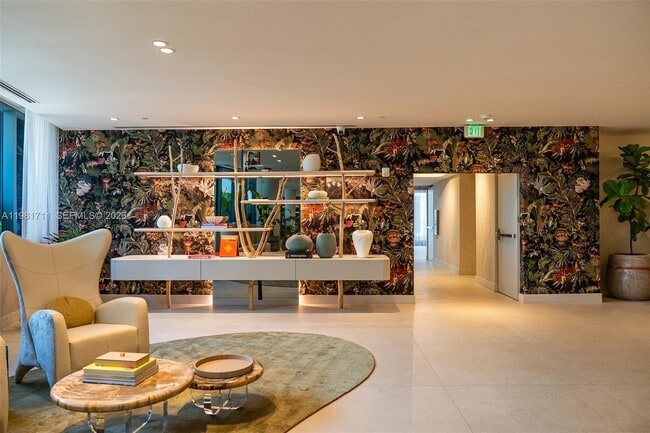 Building Photo - 700 NE 24th St