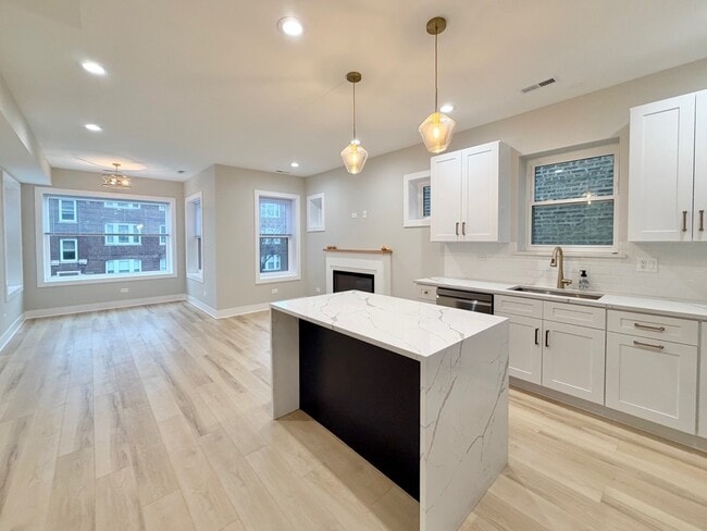 Building Photo - 4908 N Rockwell St