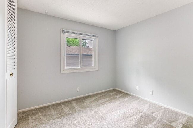Building Photo - 2 Bedroom Condo in charming Plymouth neigh...