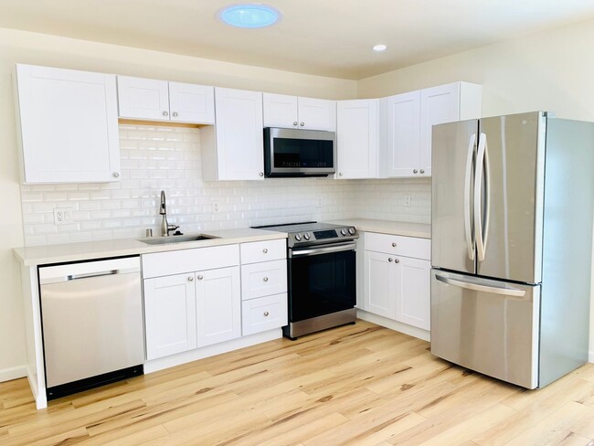 Building Photo - LIVE NEAR THE BEACH & MISSION BAY! 1BD/1BA...